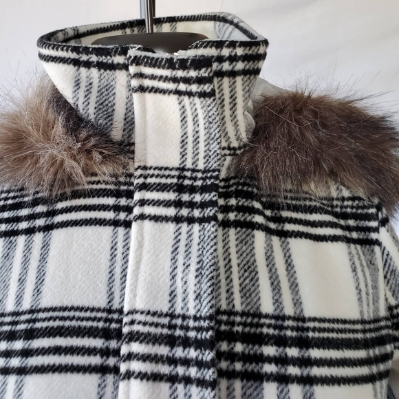 Woman's Coat Size Small - Picture 5 of 9
